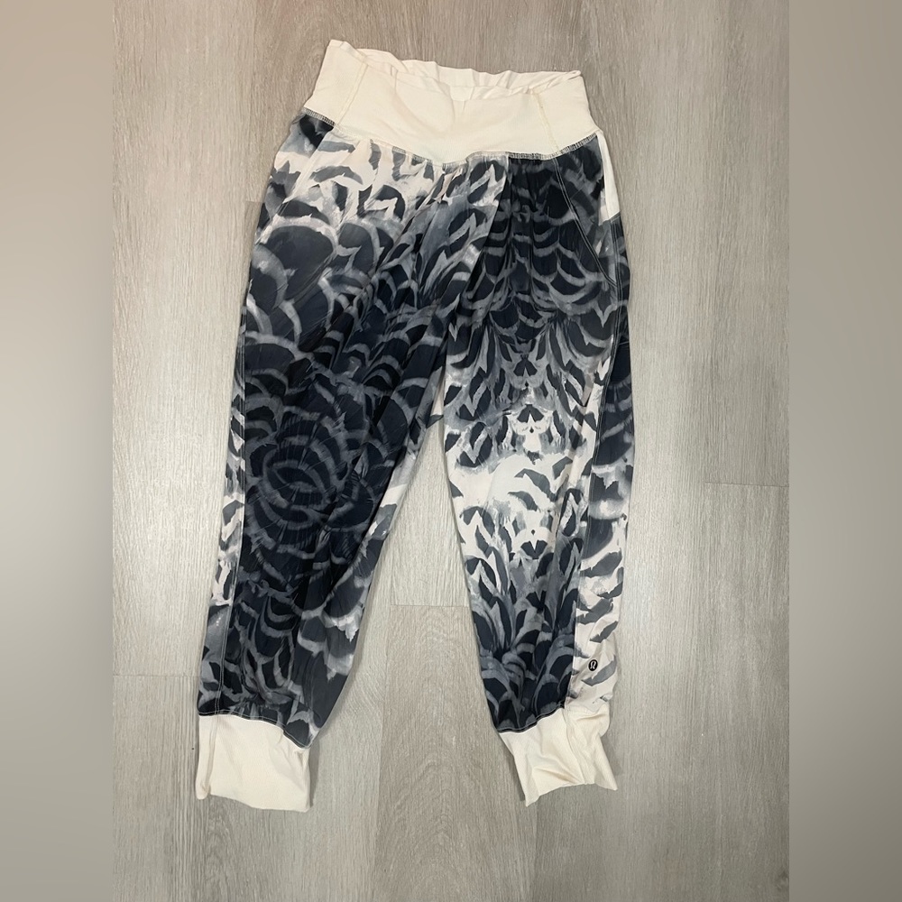 Lululemon cropped jogger